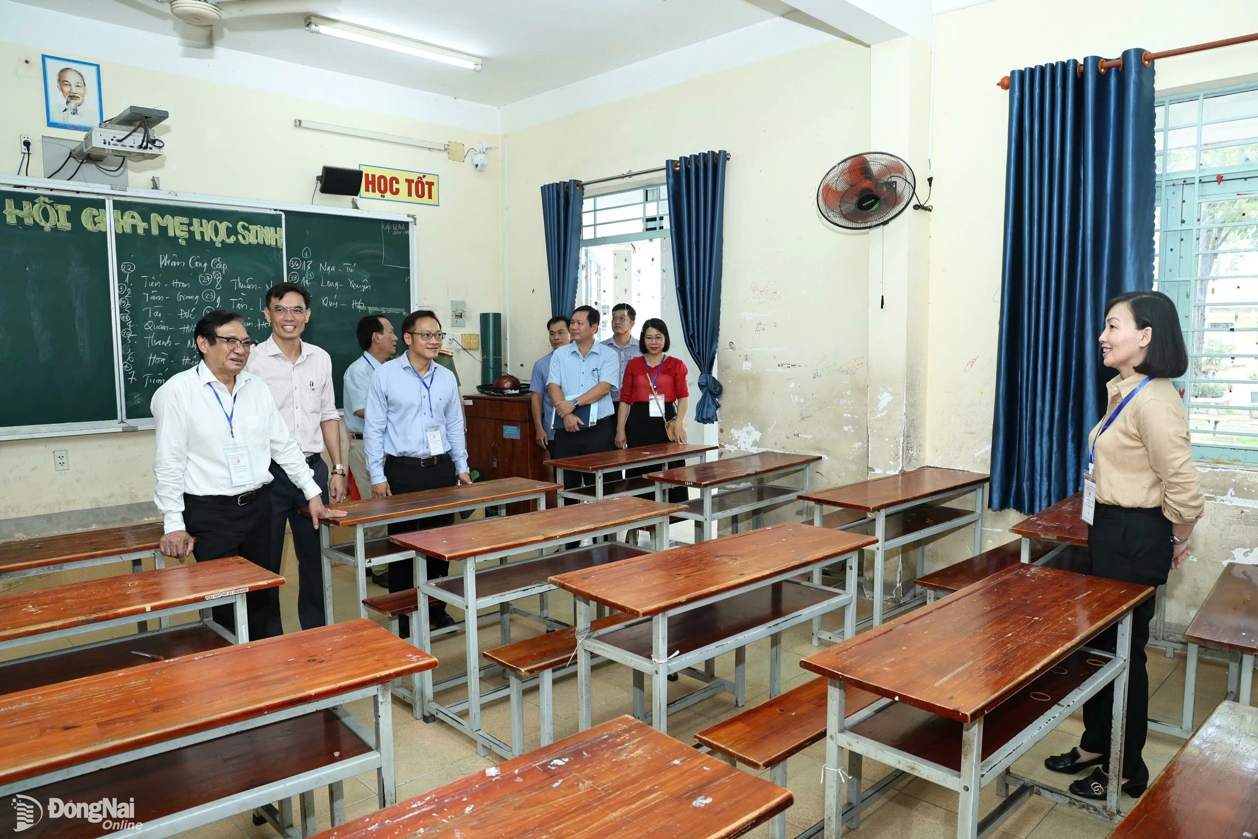 Phó chủ tịch UBND tỉnh Nguyễn Sơn Hùng cùng lãnh đạo các sở, ngành kiểm tra công tác chuẩn bị cho Kỳ thi tốt nghiệp trung học phổ thông 2025 vào chiều 24-6. Ảnh: Công Nghĩa