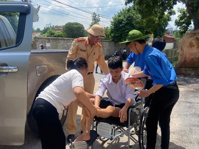 [Live]: Candidates in wheelchairs come to do graduation exam procedures photo 1