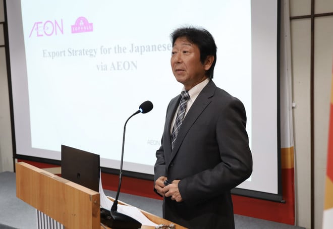 Ông Shiotani Yuichiro, Tổng Giám đốc Công ty TNHH AEON TOPVALU Việt Nam thông tin nhu cầu và các tiêu chuẩn cung ứng hàng hoá cho thị trường Nhật Bản tại hội thảo. (Ảnh: Xuân Anh/TTXVN)