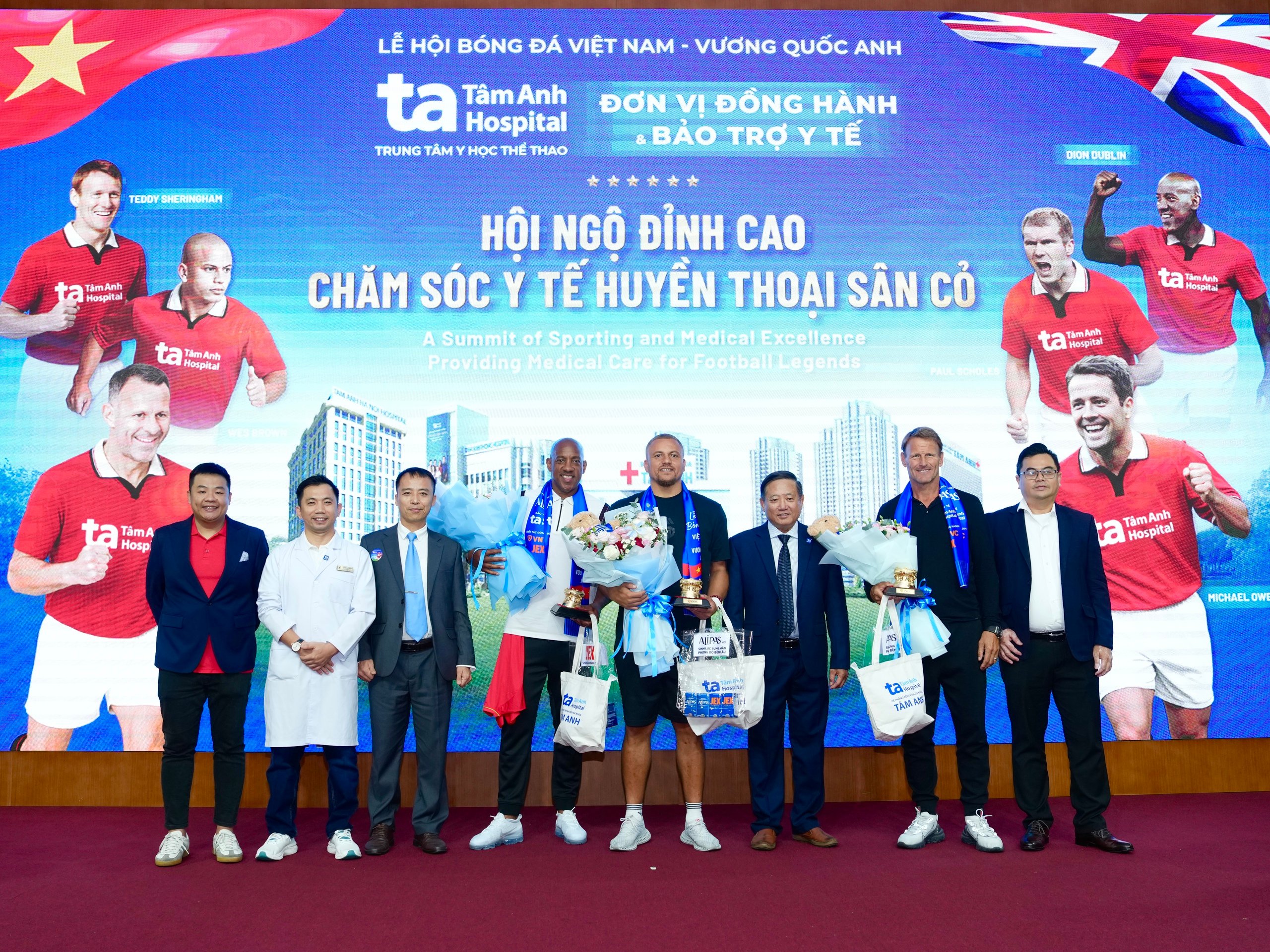 Teddy Sheringham và các huyền thoại ‘Man đỏ’ tạo ấn tượng mạnh tại Bệnh viện đa khoa Tâm Anh - Ảnh 16.