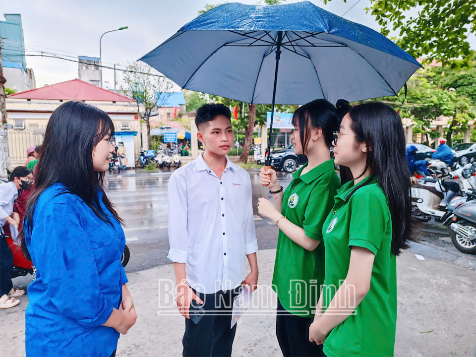 Câu lạc bộ tình nguyện ngọn lửa xanh trường THPT Nguyễn Khuyến (thành phố Nam Định) tham gia hỗ trợ thí sinh trong kỳ thi tốt nghiệp THPT năm 2025.