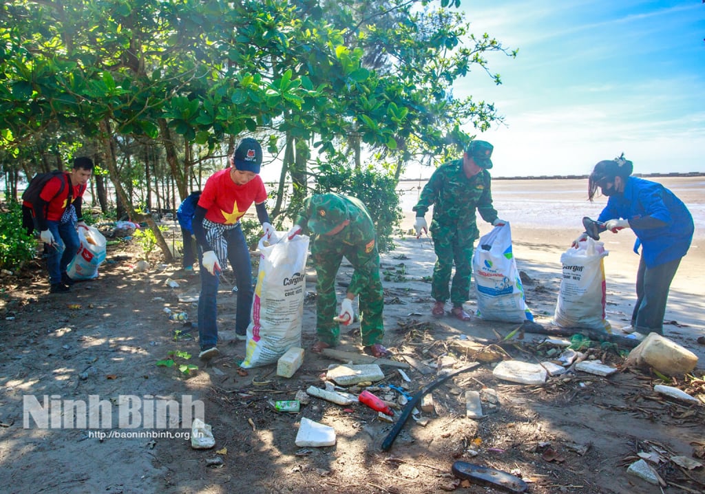 Members of Ninh Binh Green Club coordinated to pick up trash at Con Noi, Kim Son.