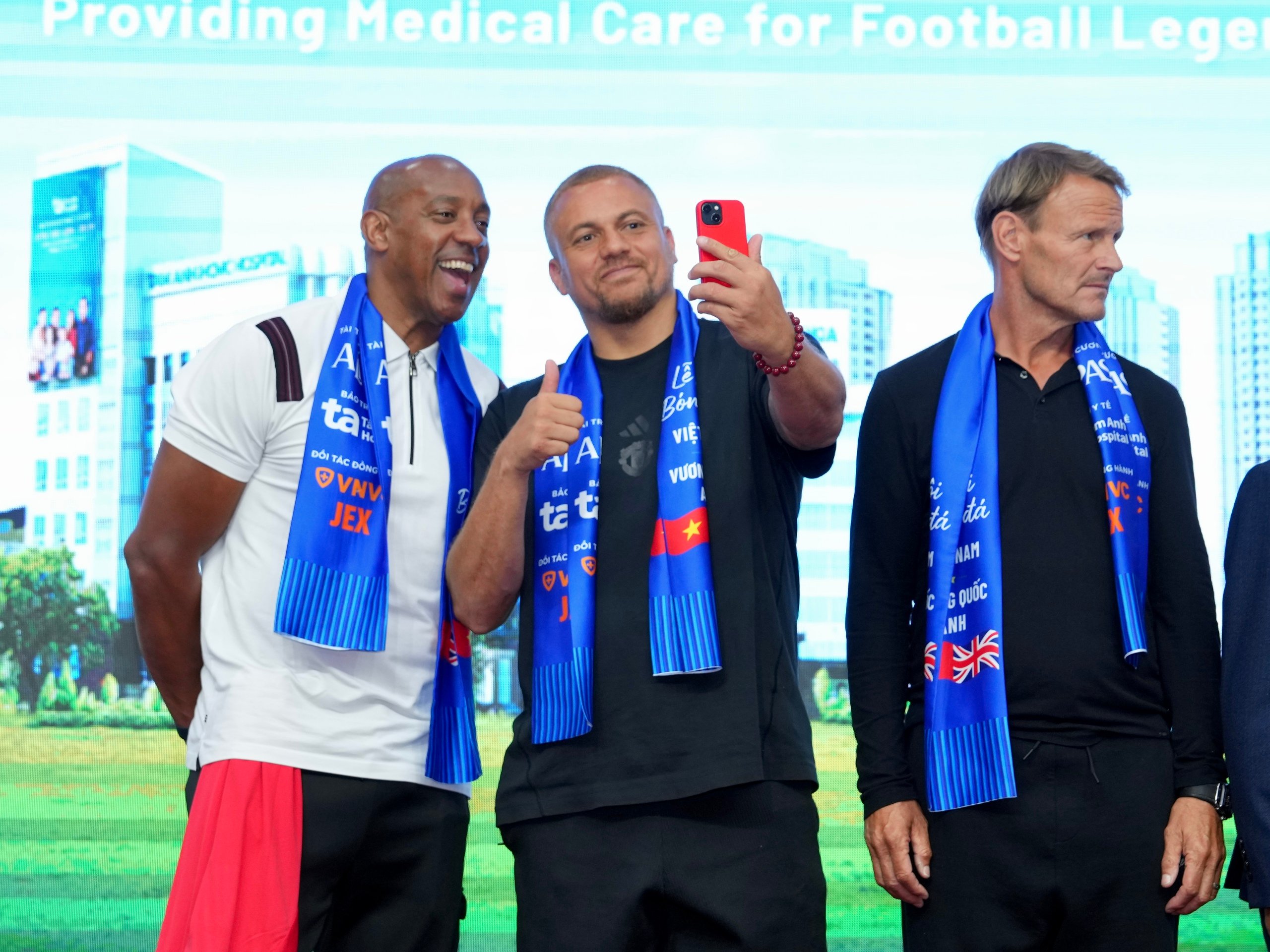 Teddy Sheringham và các huyền thoại ‘Man đỏ’ tạo ấn tượng mạnh tại Bệnh viện đa khoa Tâm Anh - Ảnh 2.