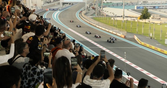 Căng thẳng trên đường đua cùng Brad Pitt trong bom tấn 'F1'- Ảnh 2.