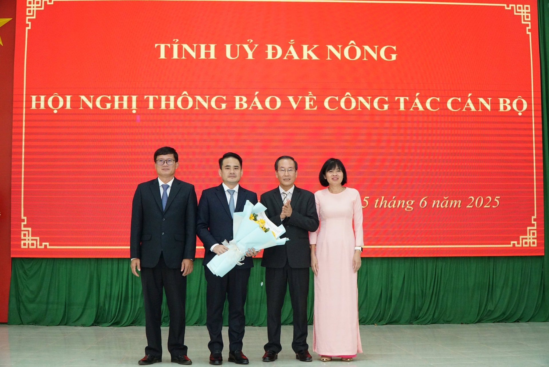 Bộ máy lãnh đạo xã Đức An mới ra mắt nhận nhiệm vụ