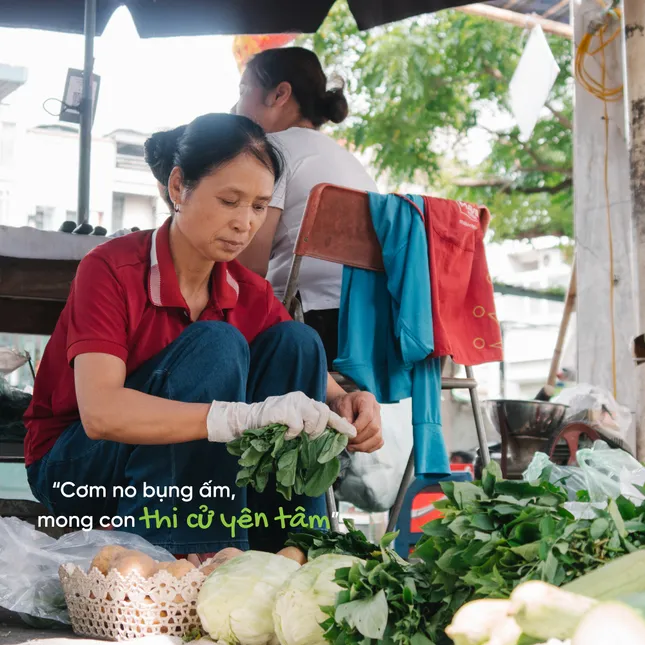 Touching photo series 'Waiting for me is brilliant': Messages from all over Hanoi streets to support students in photo contest season 4