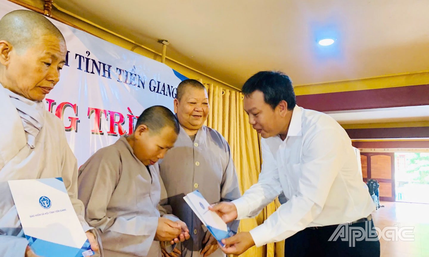 Health insurance cards are given to the disadvantaged to ensure social security.