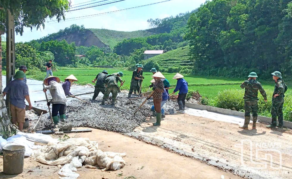Lang Lam Hamlet, Hoa Trung Commune (Dong Hy) has mobilized contributions from local people, units and businesses to build a cotton road.