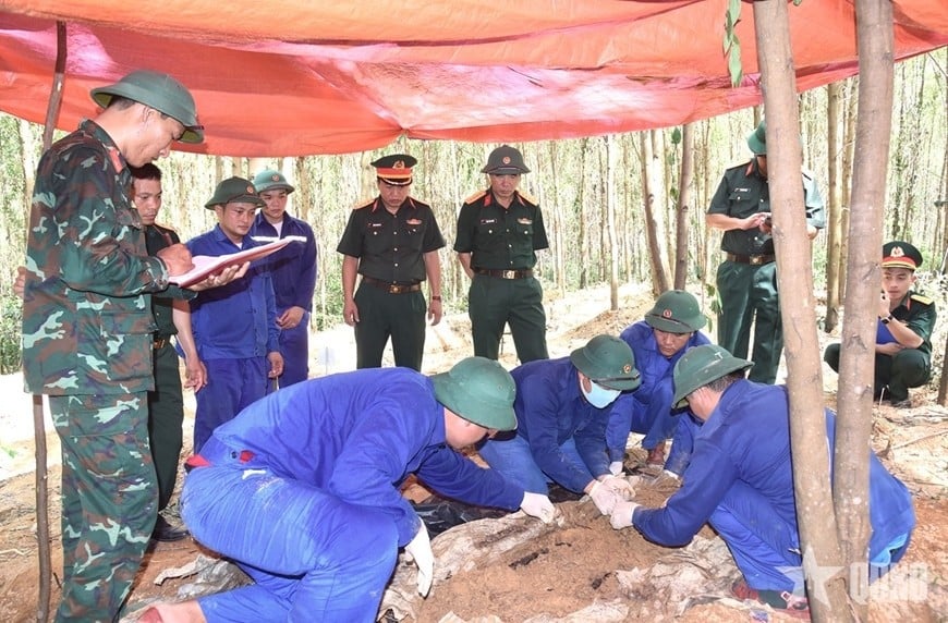 Offiziere und Mitarbeiter des Teams zur Sammlung von Märtyrerresten der Division 968 (Militärregion 4) sammeln sterbliche Überreste von Märtyrern im Dorf Ban Chua, Gemeinde Cam Tuyen, Provinz Quang Tri. Foto: qdnd.vn