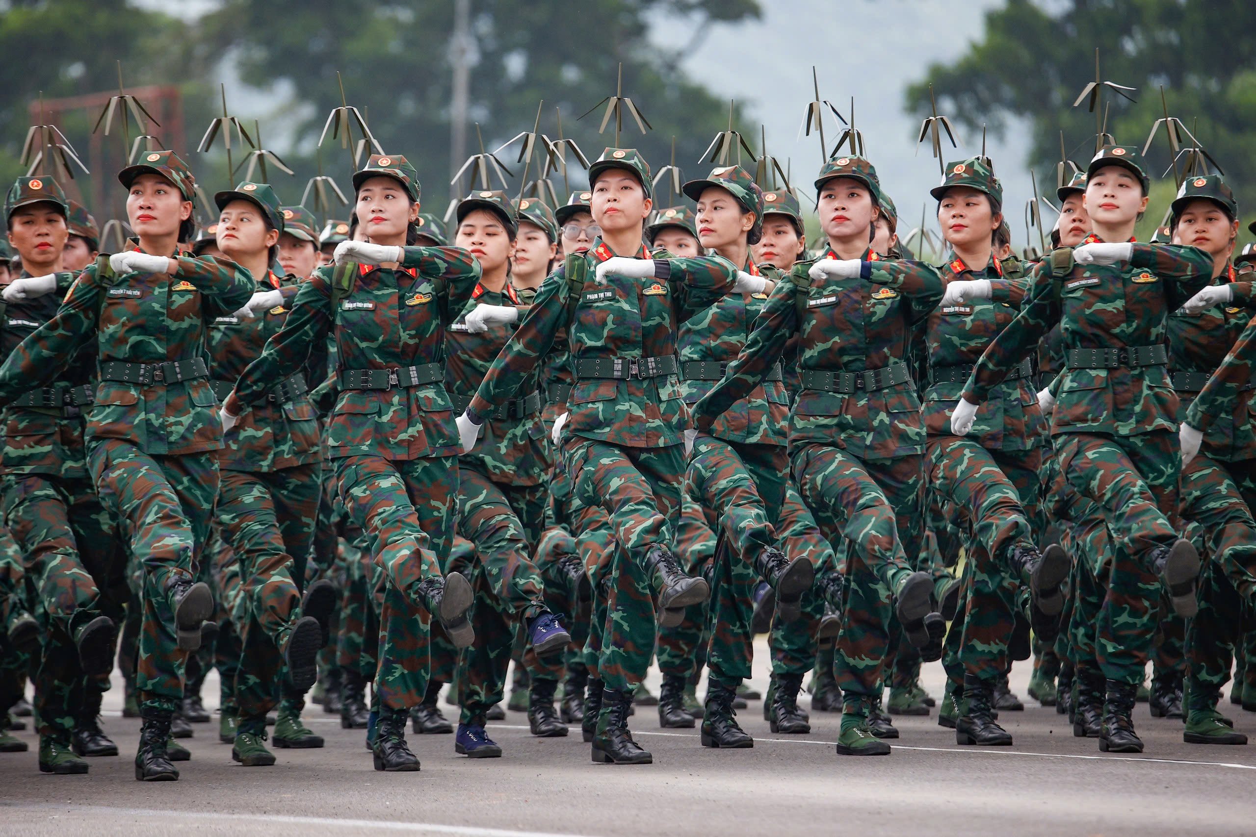 Hàng nghìn nữ chiến sĩ đổ mồ hôi trong buổi hợp luyện nhiệm vụ A80- Ảnh 8.