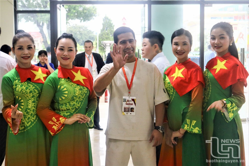 អ្នក​ស្ម័គ្រ​ចិត្ត​តែង​តែ​មាន​ដើម្បី​ជួយ​ភ្ញៀវ​អន្តរជាតិ។