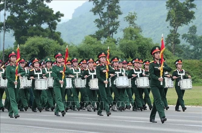 Khối nữ quân nhạc tham gia hợp luyện. Ảnh: Trọng Đức/TTXVN
