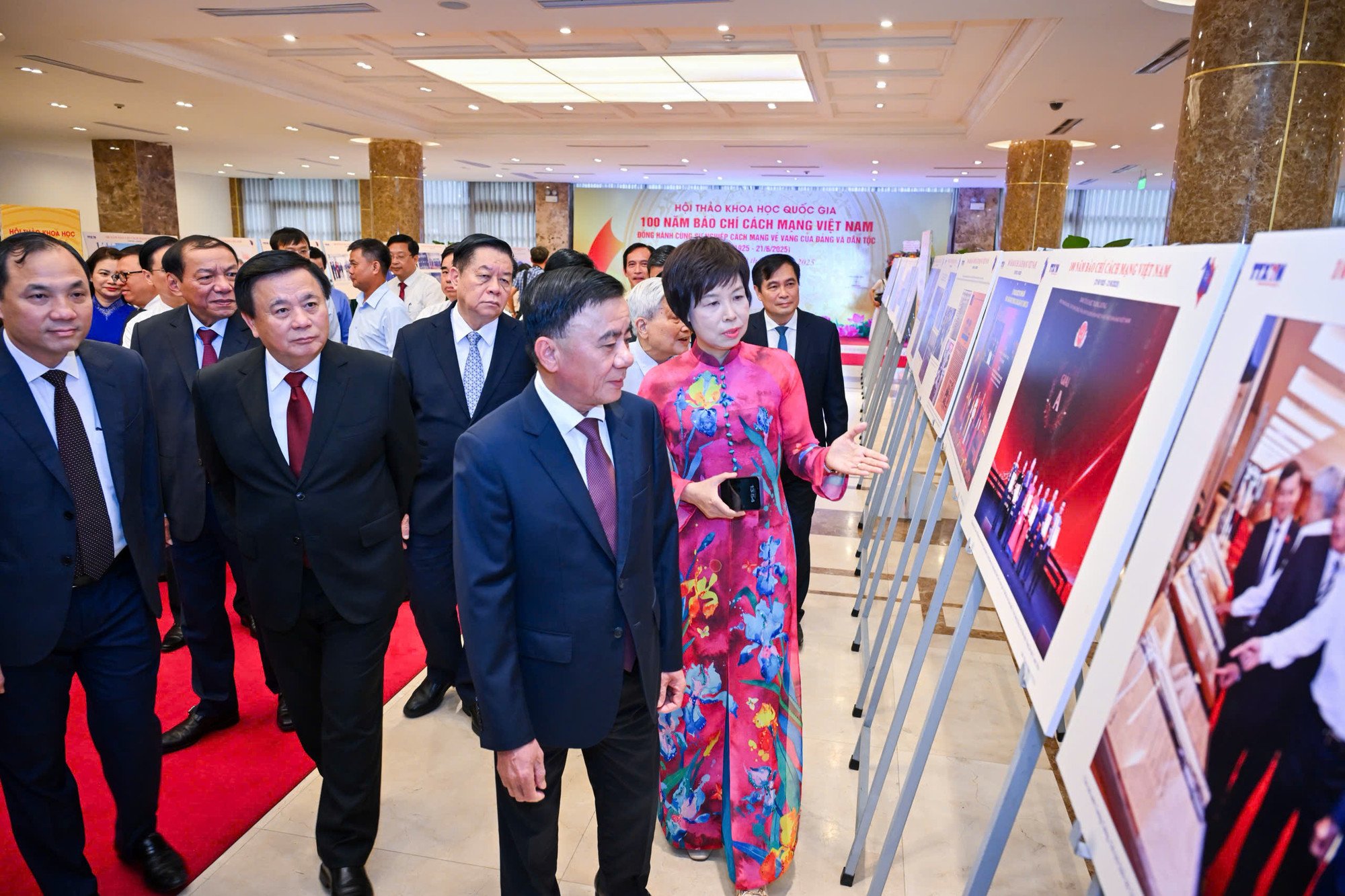Các đại biểu tham quan triển lãm được trưng bày trong khu vực diễn ra Hội thảo.
