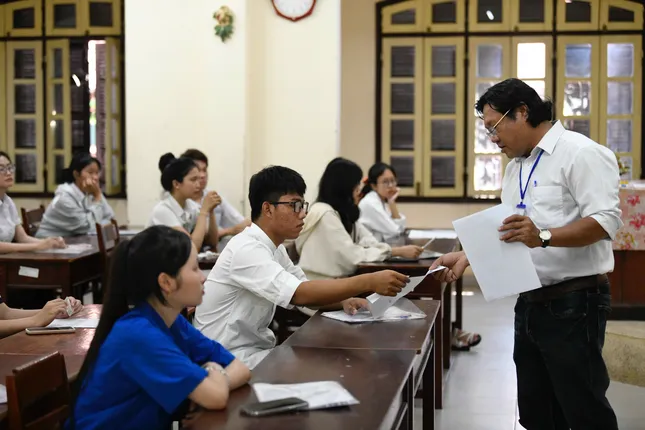 [Live]: Candidates in wheelchairs come to complete graduation exam procedures photo 9