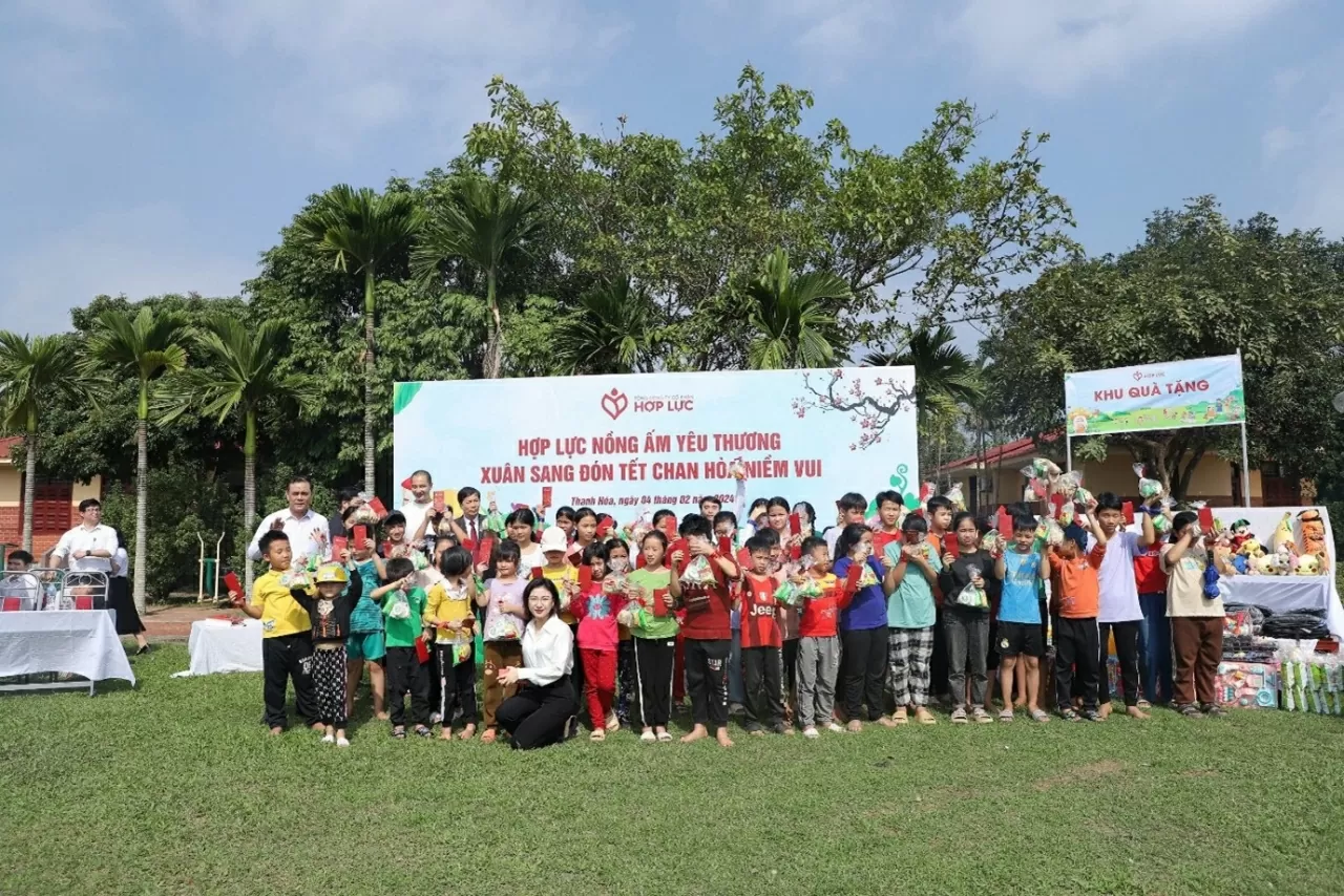 Tổng công ty CP Hợp Lực thăm, chúc tết và tặng quà cho trẻ em tại làng trẻ SOS Thanh Hóa)