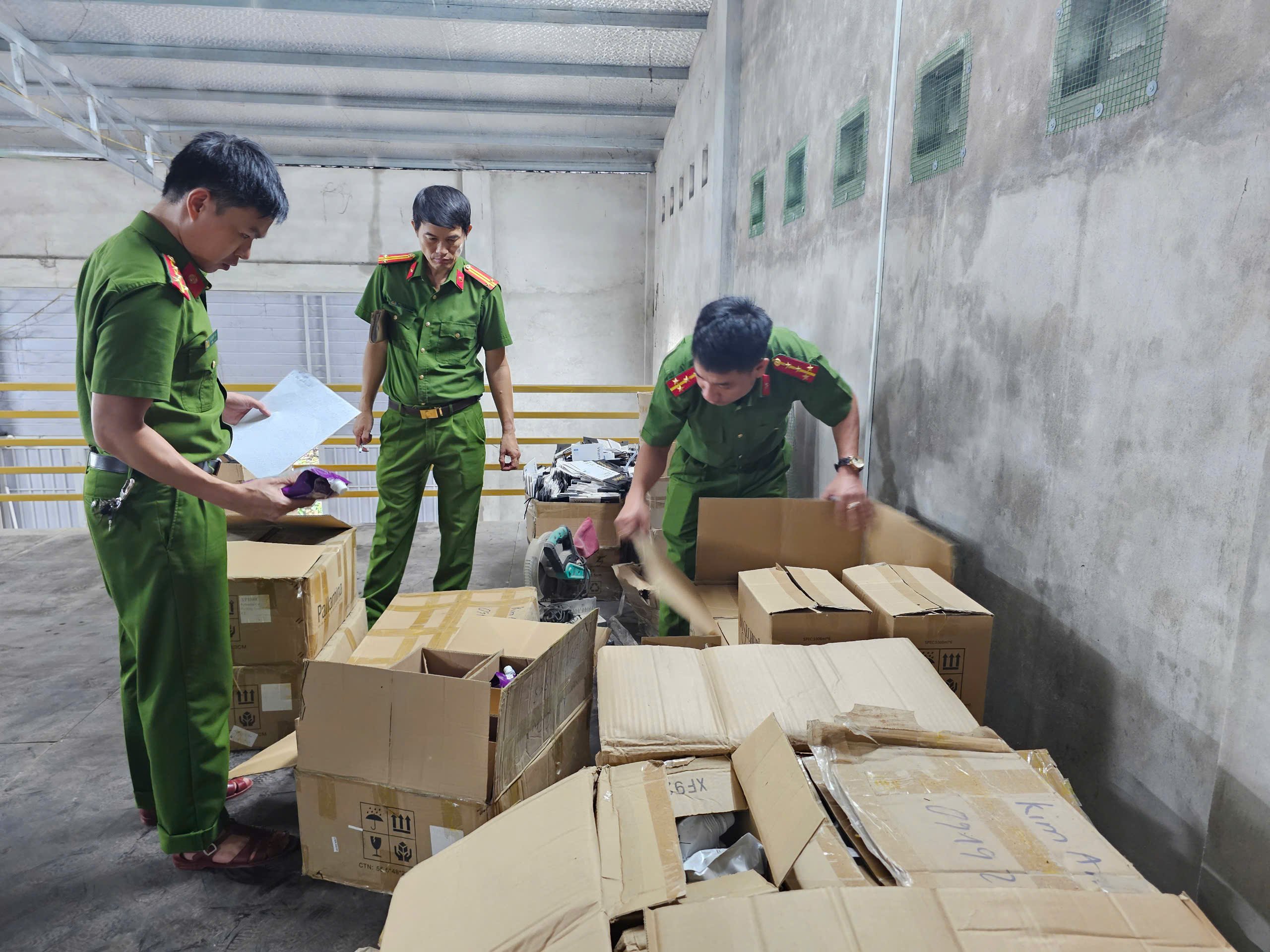 Phát hiện 2,5 tấn mỹ phẩm không rõ nguồn gốc ở Đông Hà