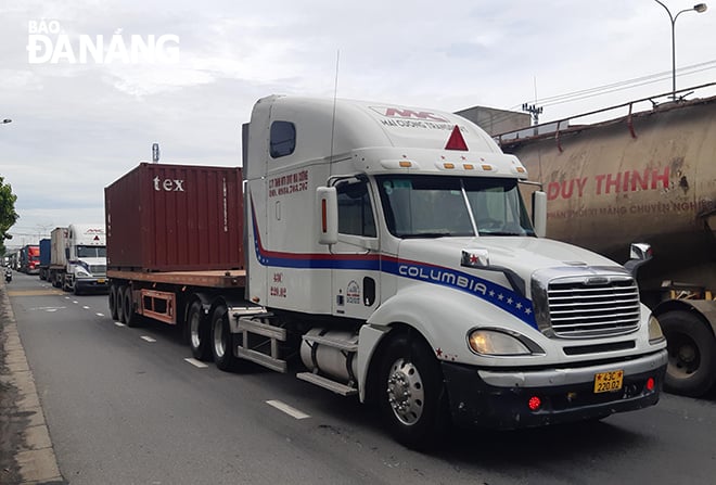 Các xe lưu thông trên quốc lộ 14B, đoạn qua địa bàn thành phố. Ảnh: THÀNH LÂN