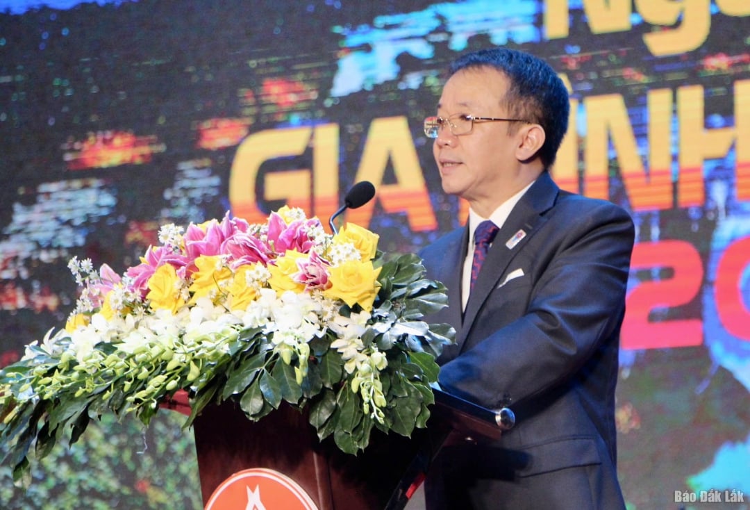 phát biểu tại buổi lễ.