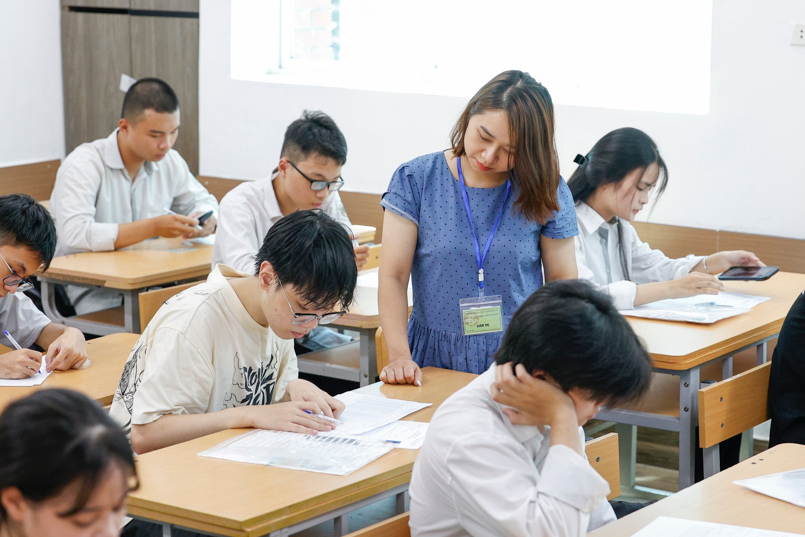 Thí sinh Hà Nội chuẩn bị cho kỳ thi tốt nghiệp THPT 2025 dưới nắng nóng - Ảnh 8.