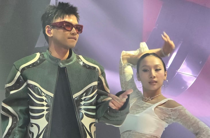 หลานชายของ Trinh Cong Son ร้องเพลง 'Diem Xua' อย่างเต็มอารมณ์ จนโดดเด่นในคืนดนตรีของคนรุ่น Gen Z - ภาพที่ 1