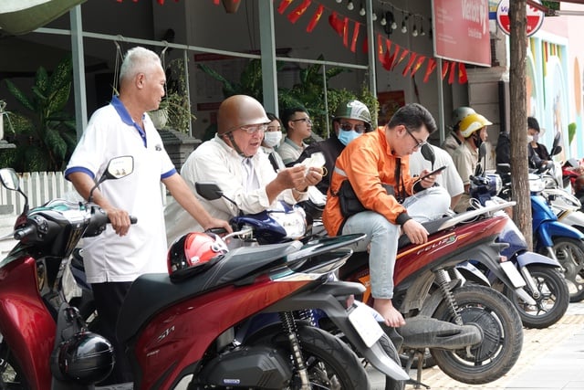 Hai anh em U.70 tiếp sức cho cháu 'vượt vũ môn' kỳ thi tốt nghiệp THPT 2025 - Ảnh 1.