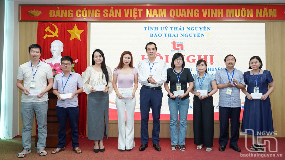 ថ្នាក់ដឹកនាំកាសែត Thai Nguyen បានសរសើរសមូហភាពឆ្នើមក្នុងយុទ្ធនាការត្រាប់តាមកំពូល ដើម្បីអបអរសាទរខួបលើកទី 100 នៃទិវាសារព័ត៌មានបដិវត្តន៍វៀតណាម។