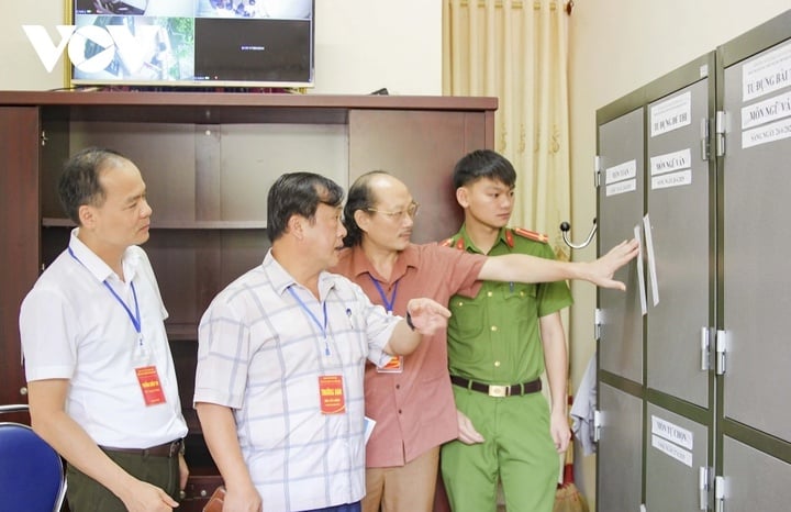 Ban Chỉ đạo Kỳ thi tốt nghiệp THPT 2025 kiểm tra tủ đựng đề thi tại điểm thi Trường THPT TP Điện Biên Phủ.