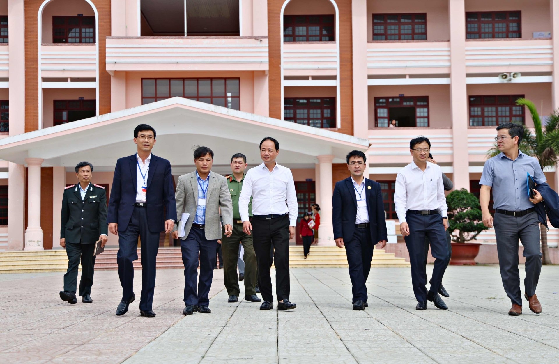 Chủ tịch UBND tỉnh Lâm Đồng Trần Hồng Thái ghi nhận và đánh giá cao công tác chuẩn bị của ngành giáo dục, các đơn vị liên quan tại các điểm thi tốt nghiệp THPT năm nay