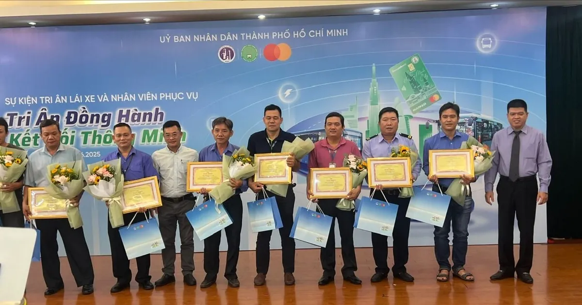 Tôn vinh 30 tài xế và nhân viên phục vụ xe buýt
