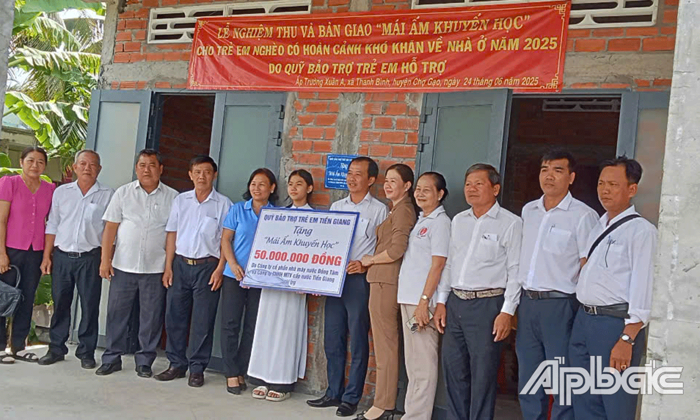 Bàn giao Mái ấm khuyến học cho em Nguyễn Ngọc Thùy Linh.