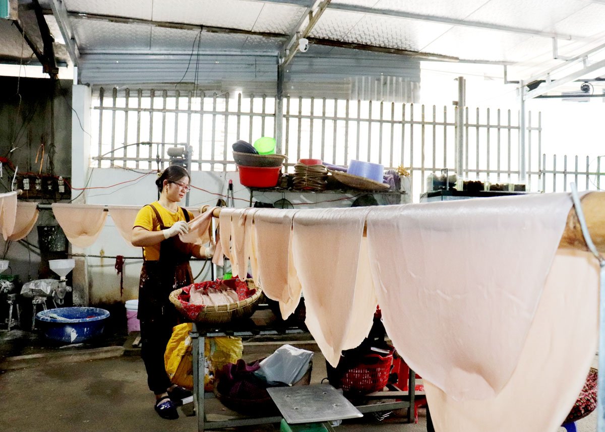 Ms. Loc Thi Bich, Coc Pai village, Coc Pai town, hangs red pho noodles to dry in the wind - a special step that creates the unique flavor of Xin Man wind-dried pho.