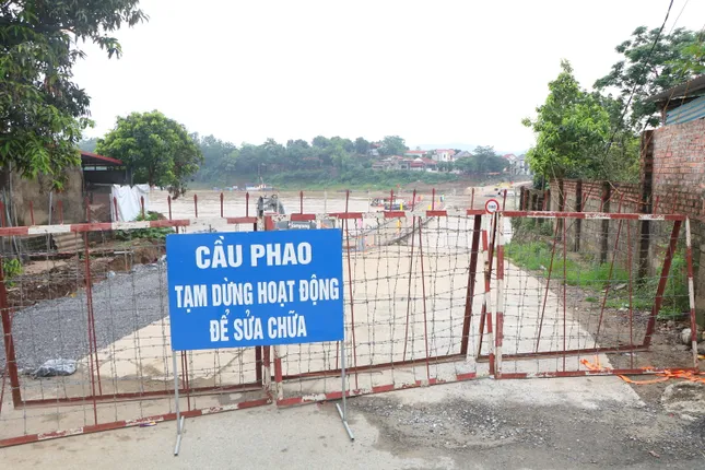 Die Pontonbrücke Phong Chau ist außer Betrieb. Wie können Schüler den Roten Fluss überqueren, um an der Abiturprüfung teilzunehmen? Foto 1