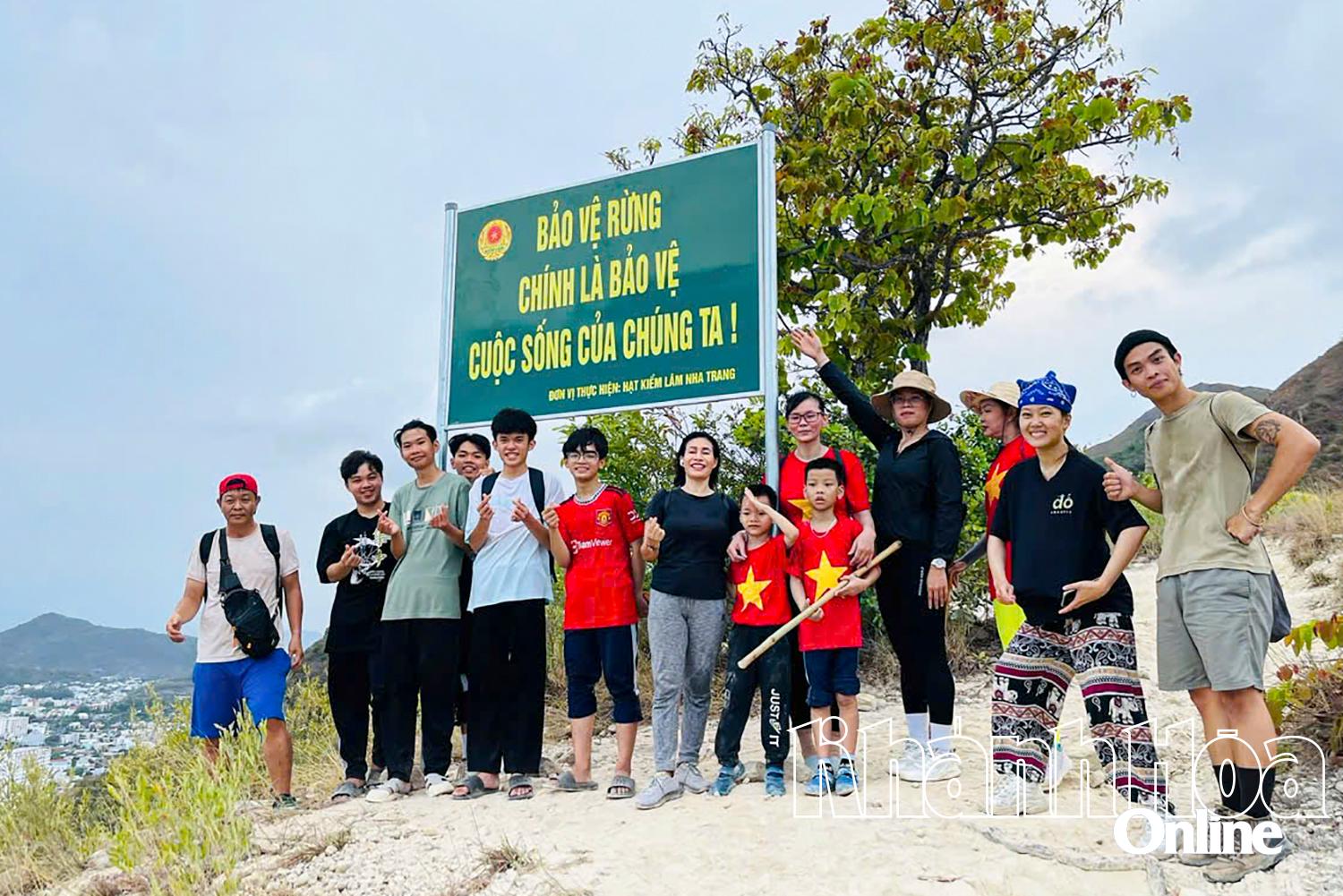 Người dân Nha Trang leo núi Cô Tiên. Ảnh: Thanh An
