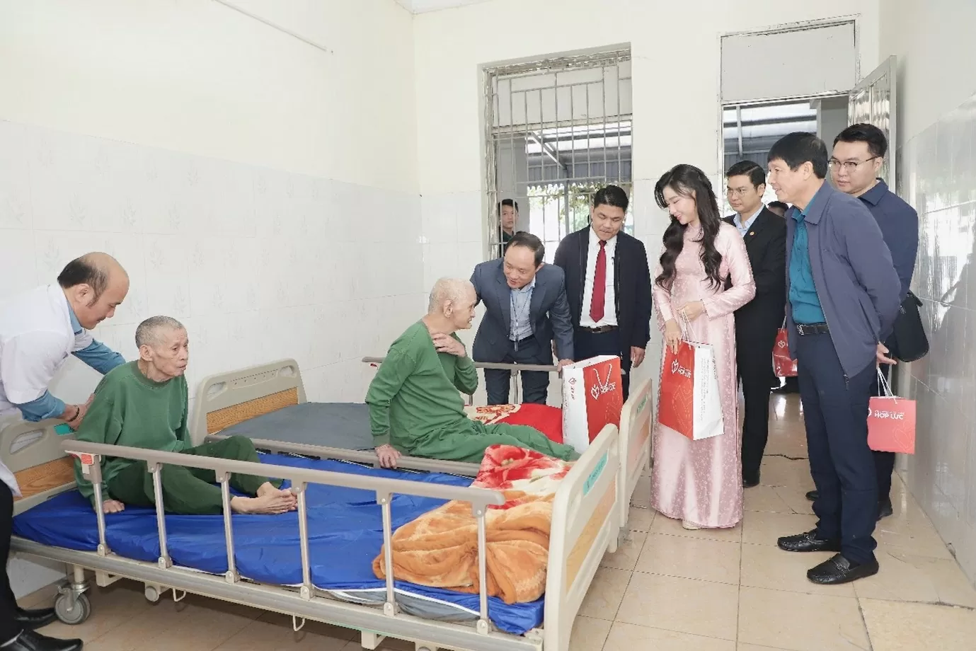 Tổng công ty CP Hợp Lực thăm, chúc tết và tặng quà tại trung tâm chăm sóc, nuôi dưỡng người có công Thanh Hóa.