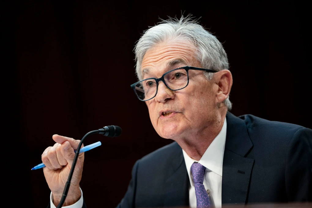 Ghế nóng Fed: Powell căng mình giữ lập trường giữa bão tố - 1