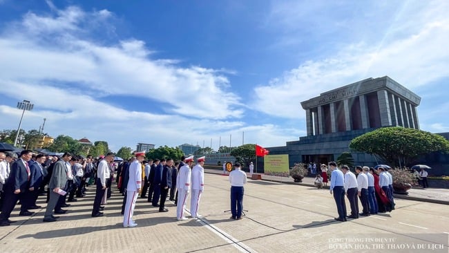 Đoàn đại biểu Đảng bộ Bộ VHTTDL viếng Lăng và báo công dâng Bác - Ảnh 5.