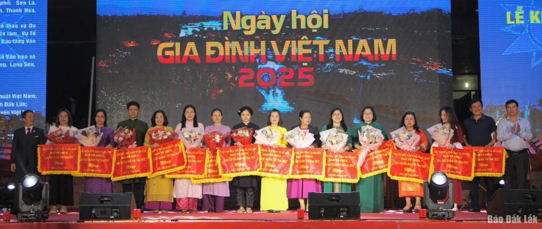 Ban tổ chức trao cờ lưu niệm cho các đơn vị tham gia Ngày hội.