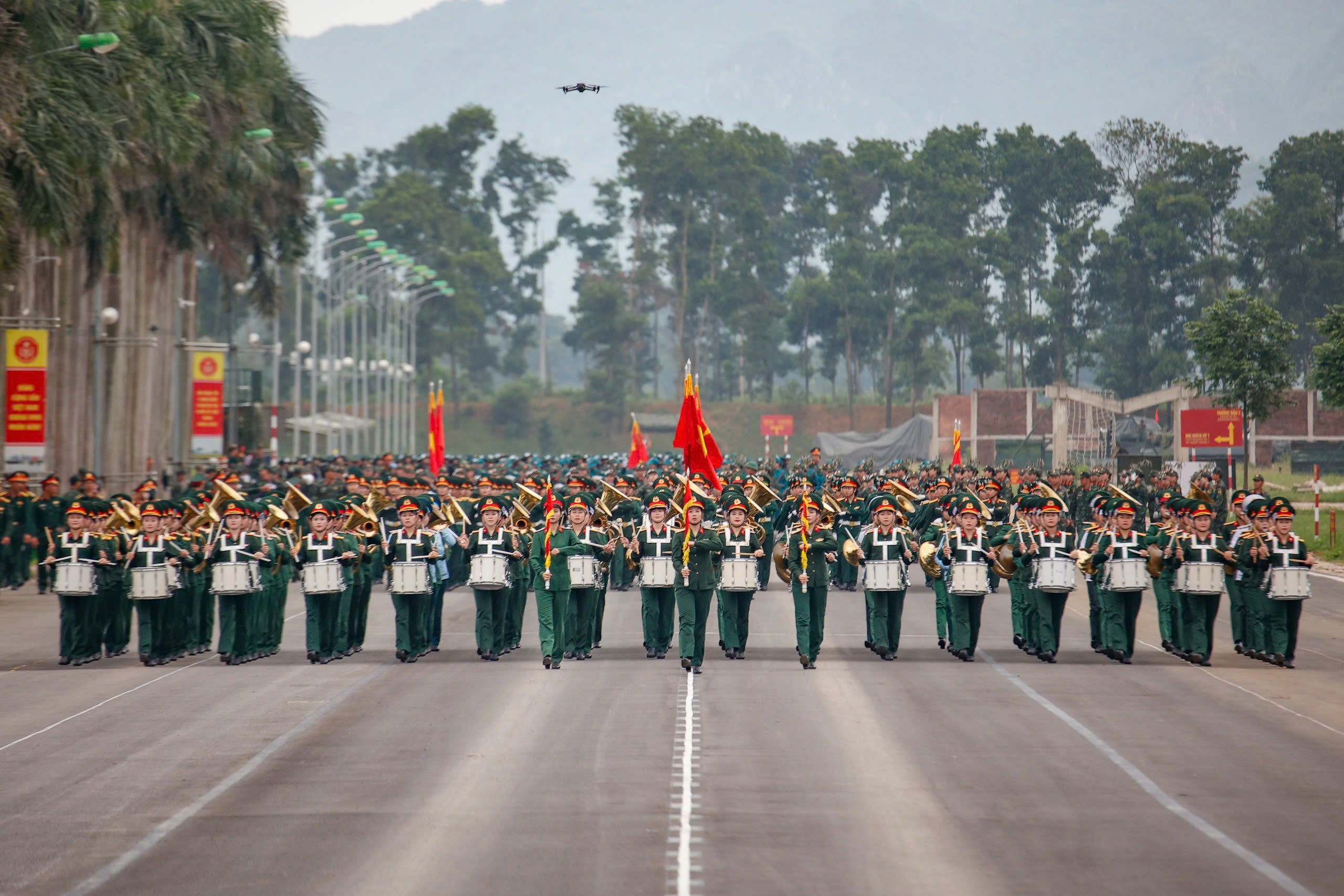 Hàng nghìn nữ chiến sĩ đổ mồ hôi trong buổi hợp luyện nhiệm vụ A80- Ảnh 1.