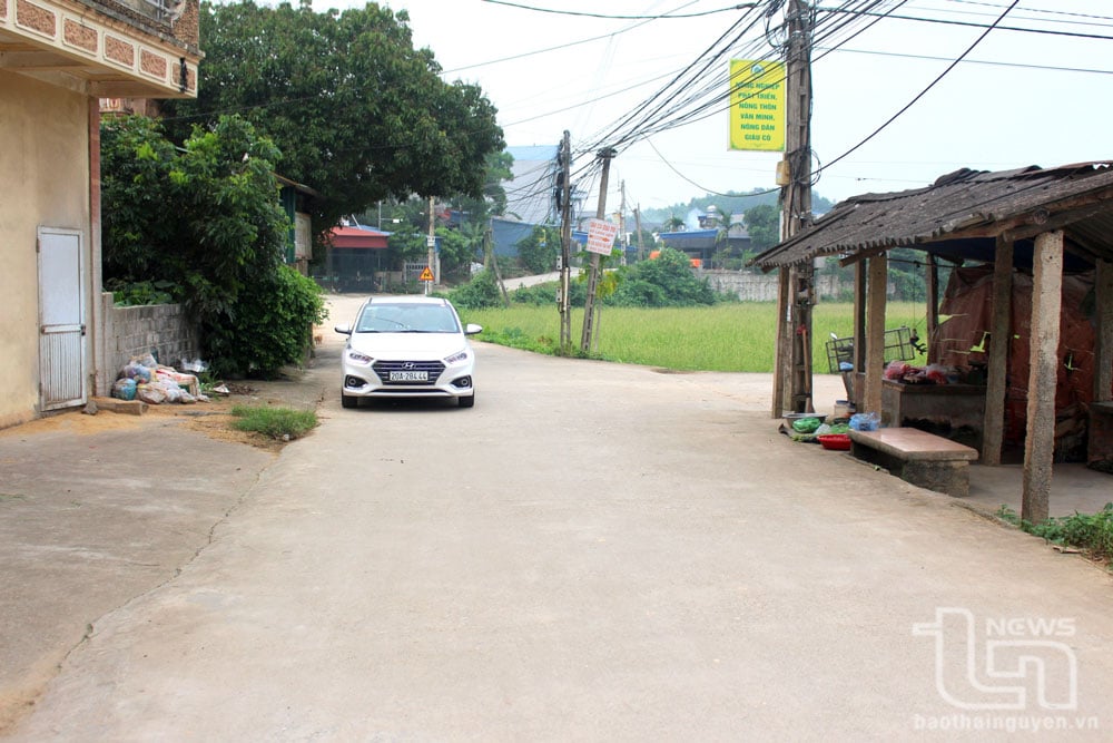 Currently, 100% of the main roads, inter-hamlet roads, and alleys in Lang Lam, Hoa Trung commune (Dong Hy) have been concreted cleanly and neatly.