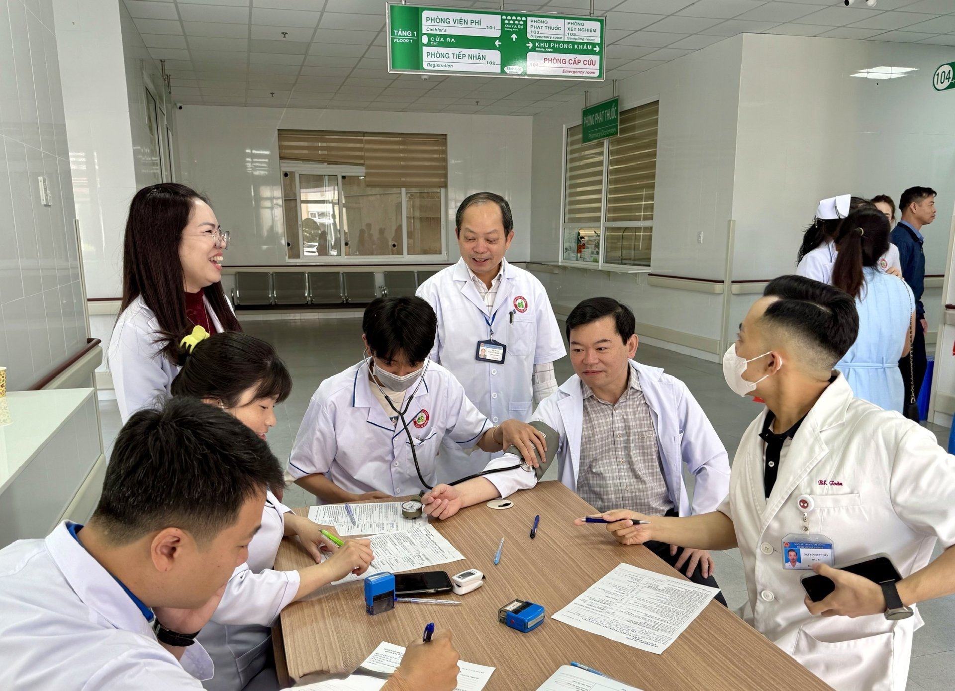 Bác sĩ Nguyễn Kỳ Sơn -Trưởng khoa Hồi sức tích cực -chống độc tham gia hiến máu