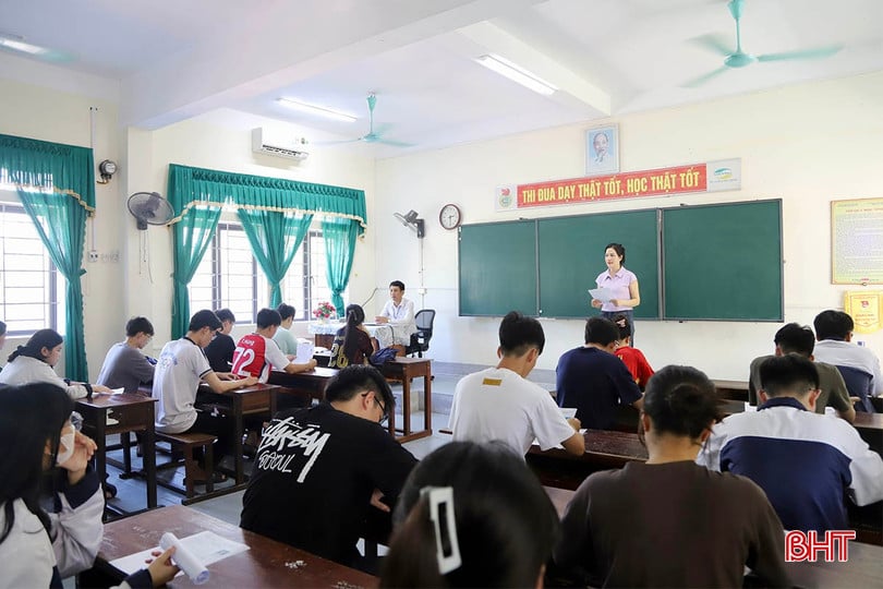 Giám thị phổ biến, quán triệt nội quy, quy chế thi tại điểm thi Trường THPT Chuyên (TP Hà Tĩnh).