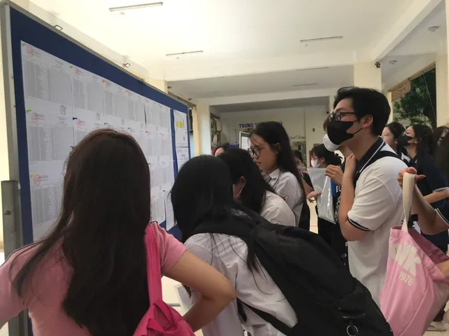 [Live]: Candidates in wheelchairs come to do graduation exam procedures photo 12