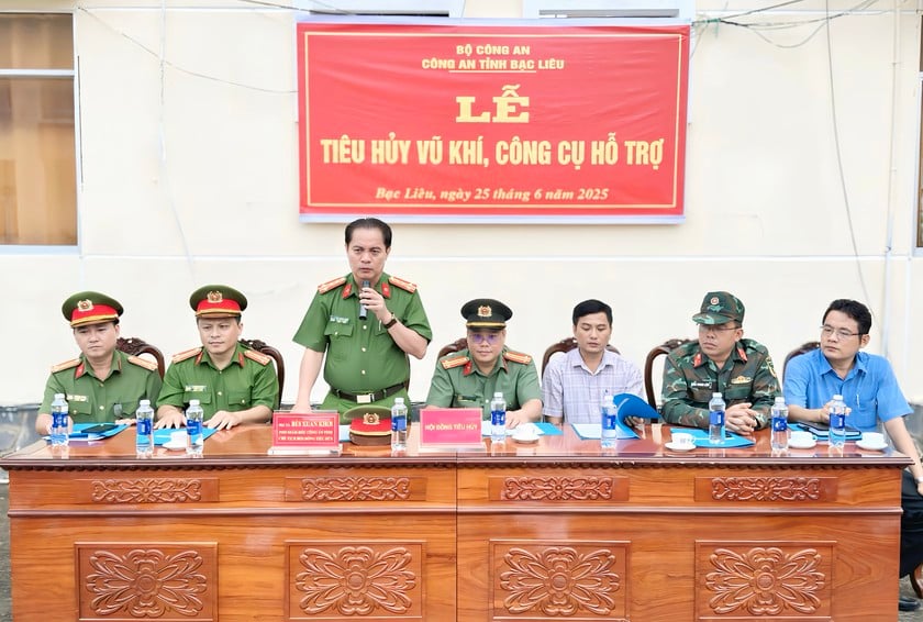 Đại tá Bùi Xuân Khởi - Phó Giám đốc Công an tỉnh Bạc Liêu, Chủ tịch Hội đồng tiêu hủy vũ khí, công cụ hỗ trợ phát biểu tại buổi lễ.