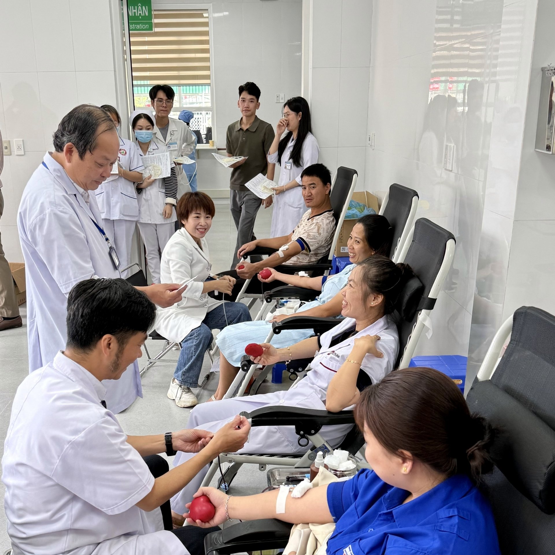 BSCKII Nguyễn Xuân Tạo –Quyền Giám đốc Bệnh viện Đa khoa tỉnh Lâm Đồng thăm hỏi động viên các đồng nghiệp hiến máu