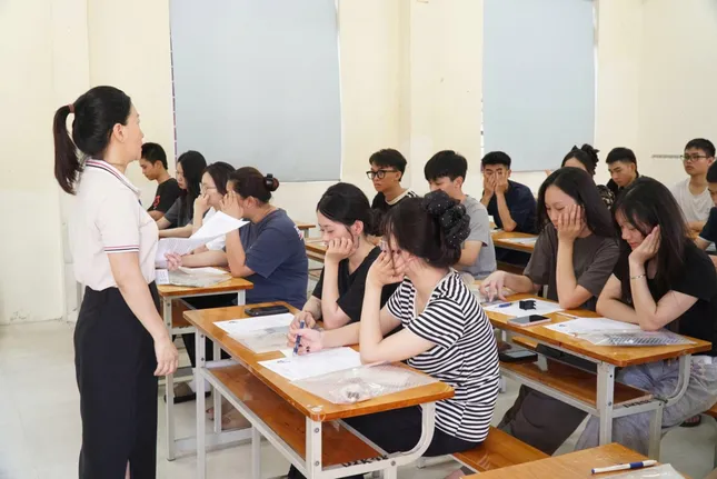 Candidates in wheelchairs come to complete graduation exam procedures photo 17