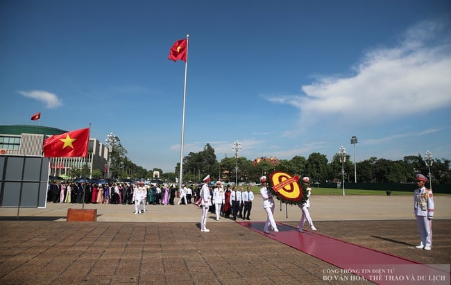 Đoàn đại biểu Đảng bộ Bộ VHTTDL viếng Lăng và báo công dâng Bác - Ảnh 6.