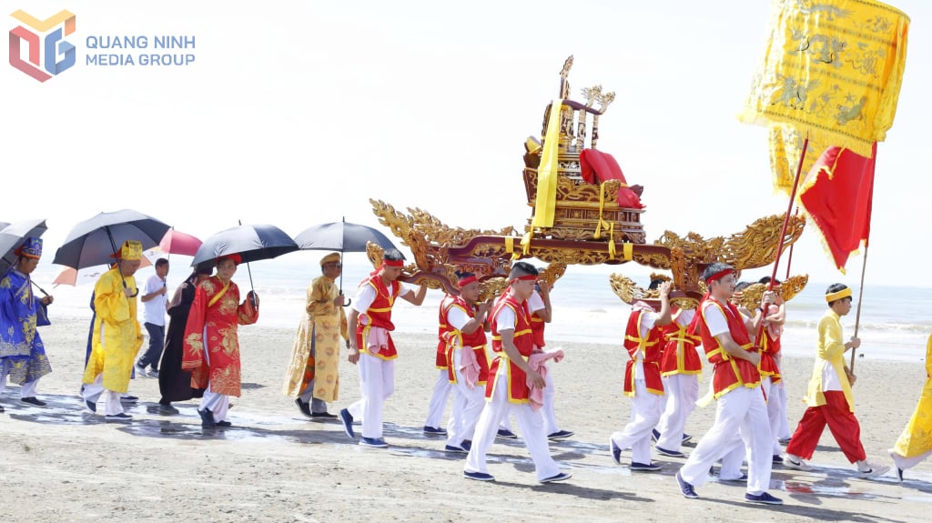 ក្បួនដង្ហែដើម្បីស្វាគមន៍ព្រះនៅលើសមុទ្រ