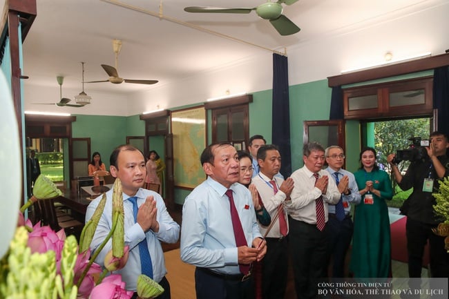 Đoàn đại biểu Đảng bộ Bộ VHTTDL viếng Lăng và báo công dâng Bác - Ảnh 11.