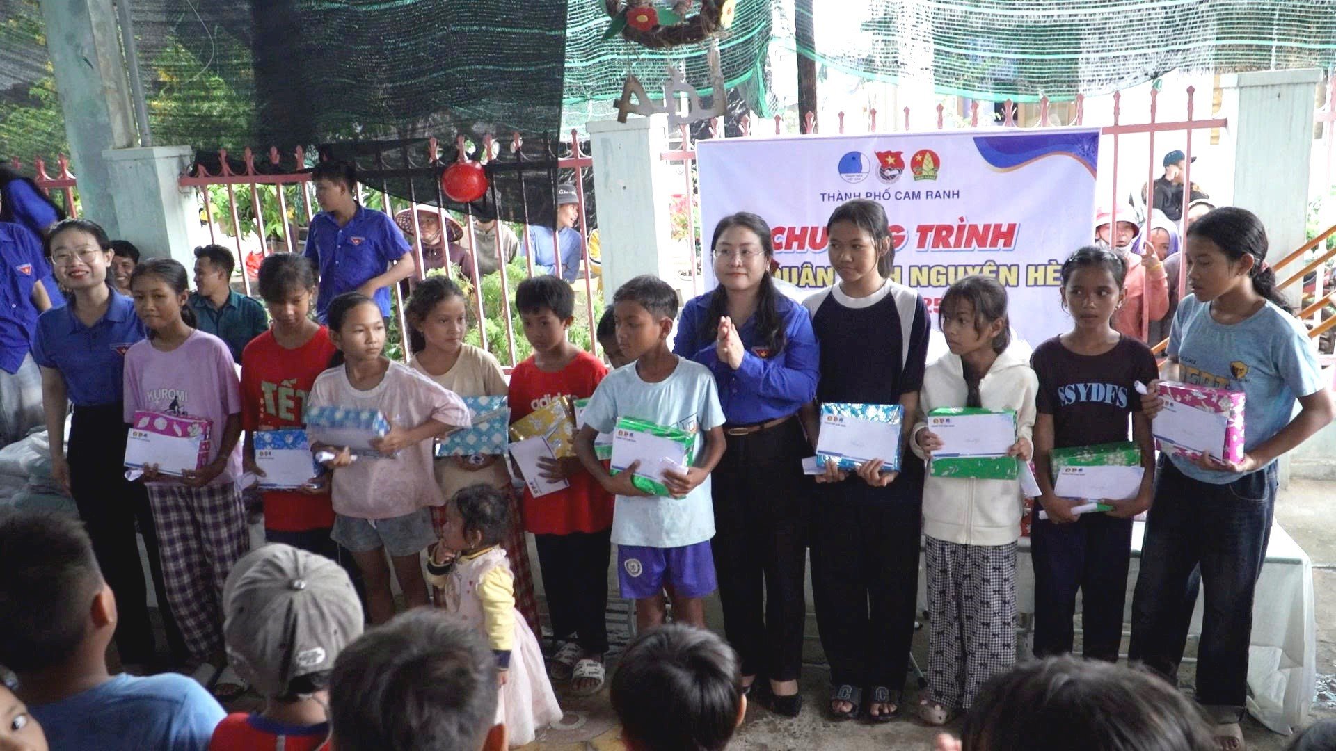 Mme Huynh Thi Nhu Y - Présidente de l'Union provinciale de la jeunesse a attribué des bourses aux étudiants.