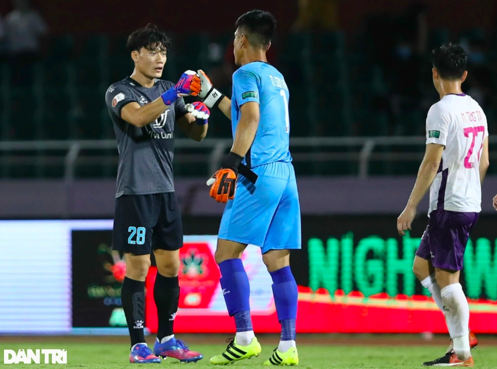 Công Phượng tái ngộ thủ môn Bùi Tiến Dũng ở trận tranh vé vớt V-League - 2